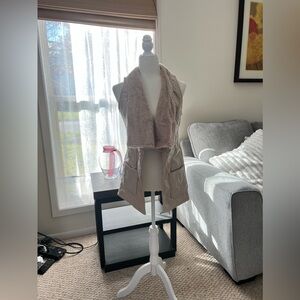 Carmi Women’s Fur Faux Vest Size Small